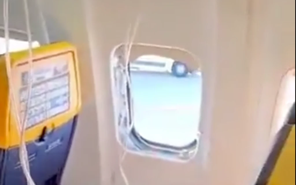 Uçağın motorundan kopan parça camı kırdı, bir yolcu yaralandı