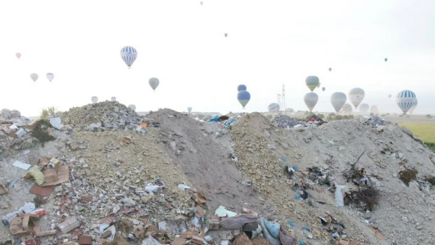 Kapadokya’da balonlar çöp yığınlarının üzerinde uçuyor 